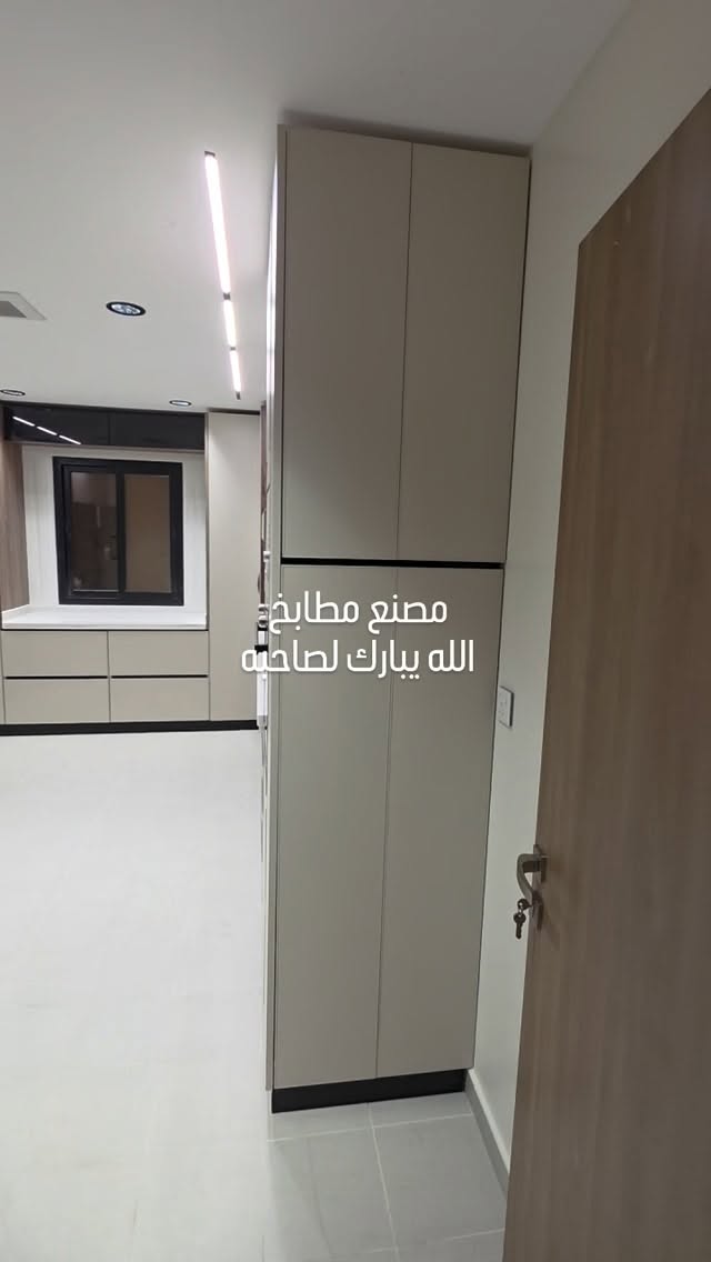 خزائن مطبخ طويلة بخطوط سوداء