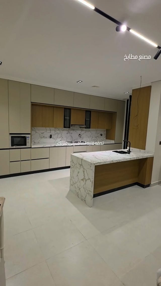 مطبخ حديث بجزيرة رخامية