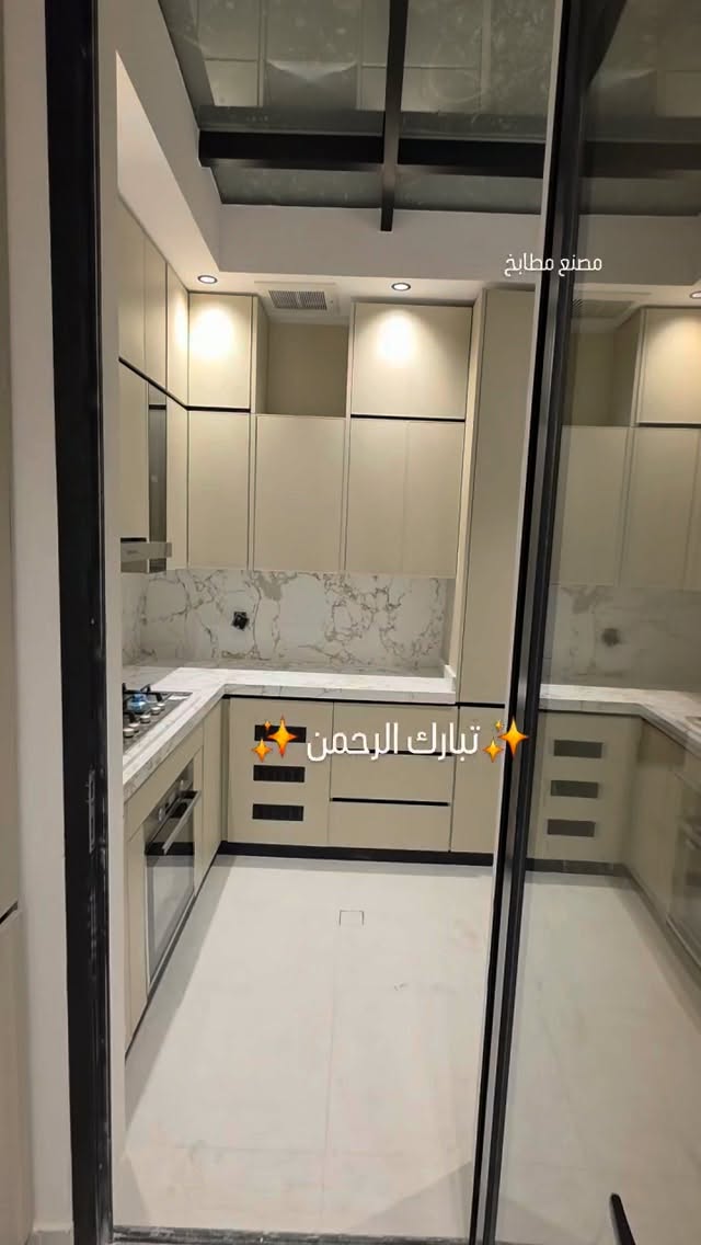 مطبخ فاتح بواجهة رخامية